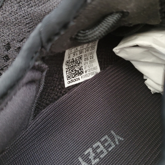 Yeezy 350 v2 Onyx - Picture 5 of 8